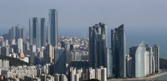 부산 해운대구 일대 아파트 밀집 지역과 고층빌딩 모습. <연합뉴스>